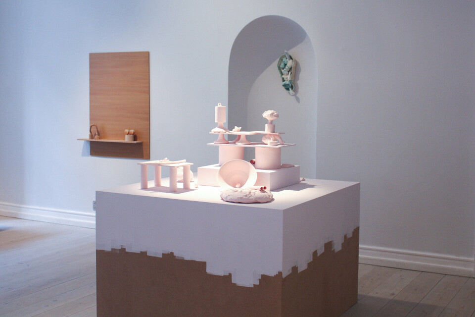 Installasjonsbilde fra utstillingen Porcelain Plus + Göransson + Manz + Nordli på Officinet i København. Foto: Bettina Køppe Installasjonsbilde fra utstillingen Porcelain Plus + Göransson + Manz + Nordli på Officinet i København. Foto: Bettina Køppe