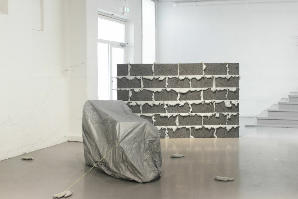 Untitled, 2018, dimensions variable, (motorcycle cover, cement hands, ropes). Wall, 2018, 250 cm x 170 cm, ( bricks, expanded foam). Foto: Audun Alvestad