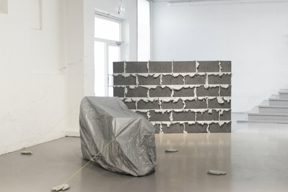 Untitled, 2018, dimensions variable, (motorcycle cover, cement hands, ropes). Wall, 2018, 250 cm x 170 cm, ( bricks, expanded foam). Foto: Audun Alvestad Untitled, 2018, dimensions variable, (motorcycle cover, cement hands, ropes). Wall, 2018, 250 cm x 170 cm, ( bricks, expanded foam). Foto: Audun Alvestad