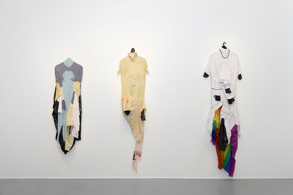 Fra venstre: Leif Holmstrand, Self Portrait (2016), textile wall sculpture: T-shirt fabric, garbage bag plastic et cetera. Costume for a New Tail (It’s a Girl) (2015), textile wall sculpture: T-shirt fabric, print depicting human fetus plus snake head, garbage bag plastic, pearls et cetera. Self Portrait (2016), textile wall sculpture: : T-shirt fabric, garbage bag plastic et cetera. Foto: Øystein Thorvaldsen