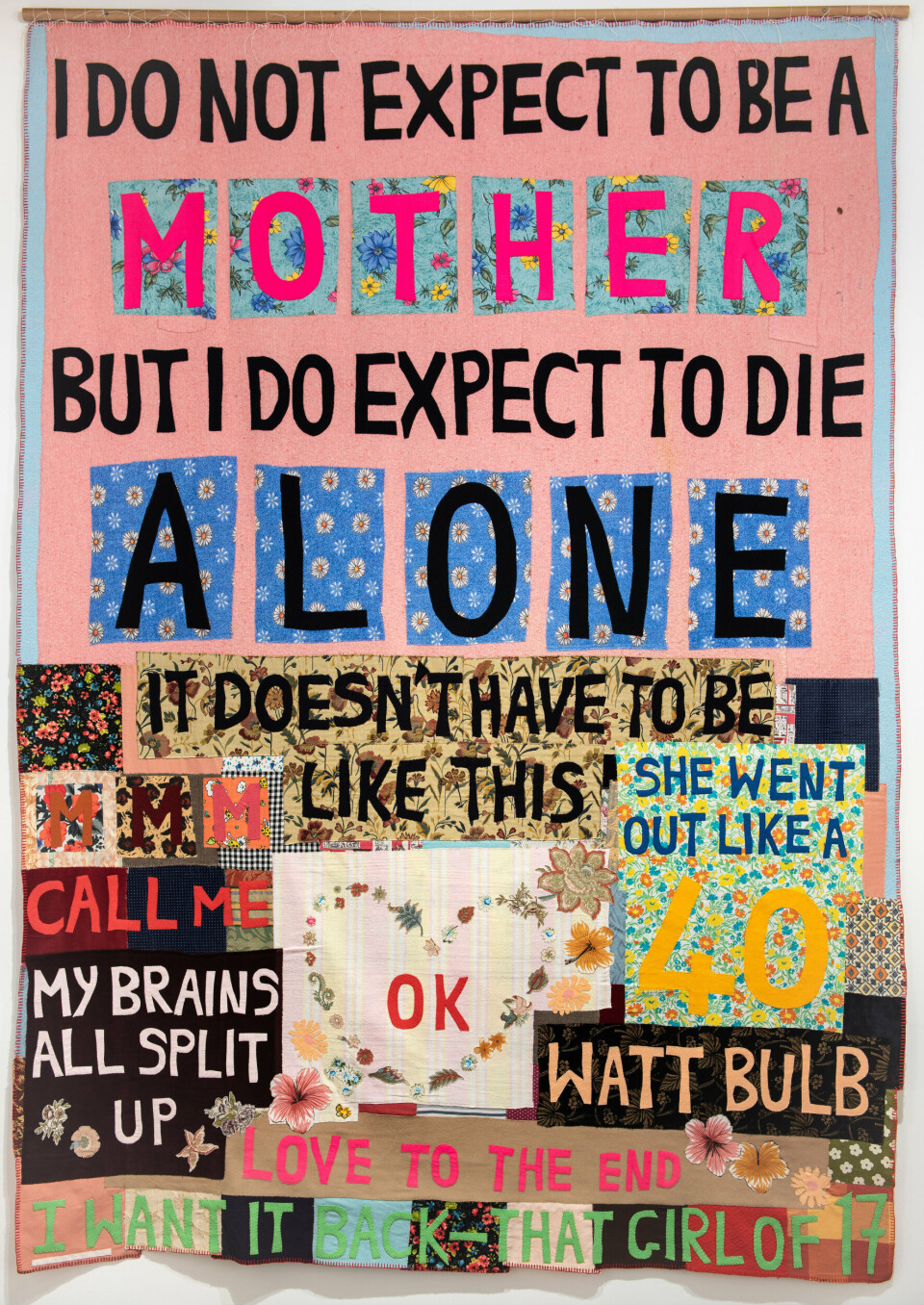 Tracey Emin, Jeg forventer ikke, 2002. Tæppe med applikationer, 264 × 185 cm. Art Gallery of New South Wales. Foto: Diana Panuccio © Tracey Emin. All rights reserved, DACS/VISDA Tracey Emin, Jeg forventer ikke, 2002. Tæppe med applikationer, 264 × 185 cm. Art Gallery of New South Wales. Foto: Diana Panuccio © Tracey Emin. All rights reserved, DACS/VISDA