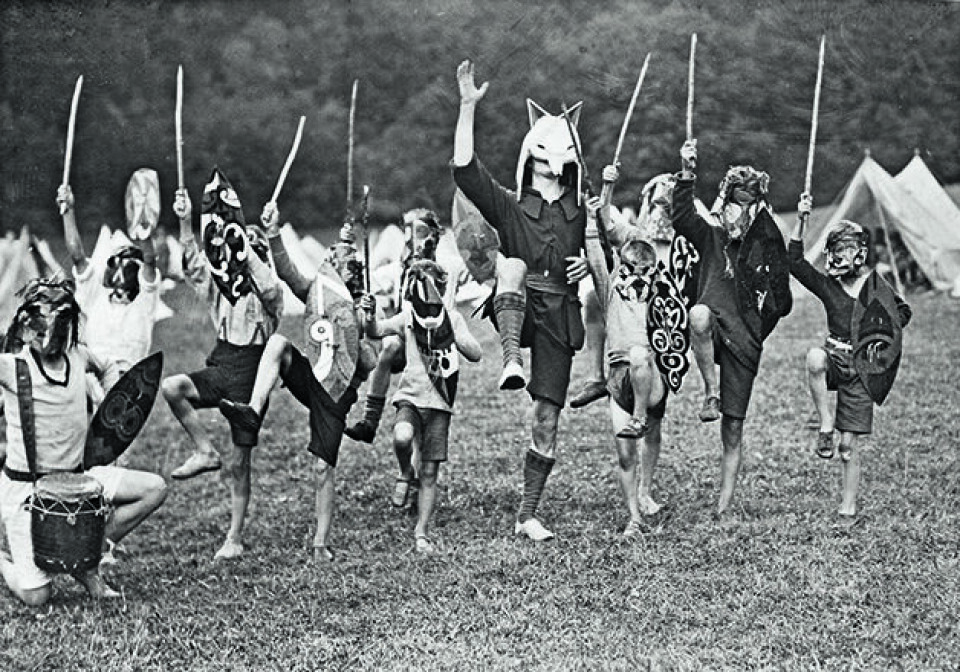 Angus McBean. John Hargrave som «White Fox Spirit Chief» og barn på Dexter Fam Tribal Training Camp II, 1928. Rettigheter: Stanley Dixon Collection. Med takk til Gill Dixon. Gjengitt med tillatelse fra Tim Turner. (Foto: Paul Knight) Angus McBean. John Hargrave som «White Fox Spirit Chief» og barn på Dexter Fam Tribal Training Camp II, 1928. Rettigheter: Stanley Dixon Collection. Med takk til Gill Dixon. Gjengitt med tillatelse fra Tim Turner. (Foto: Paul Knight)