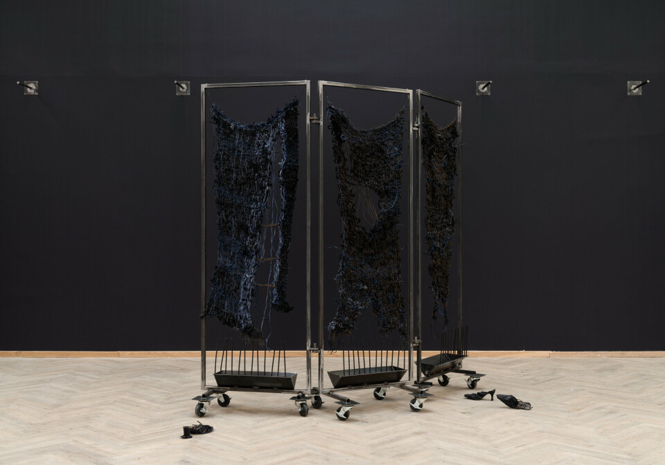 New Noveta, Ohägn, 2020. Håndvev av farget resirkulert tau fra tidligere arbeider, bivoks, stål og væsker. Courtesy: New Noveta and Sandy Brown Gallery, Berlin. Foto: David Stjernholm New Noveta, Ohägn, 2020. Håndvev av farget resirkulert tau fra tidligere arbeider, bivoks, stål og væsker. Courtesy: New Noveta and Sandy Brown Gallery, Berlin. Foto: David Stjernholm