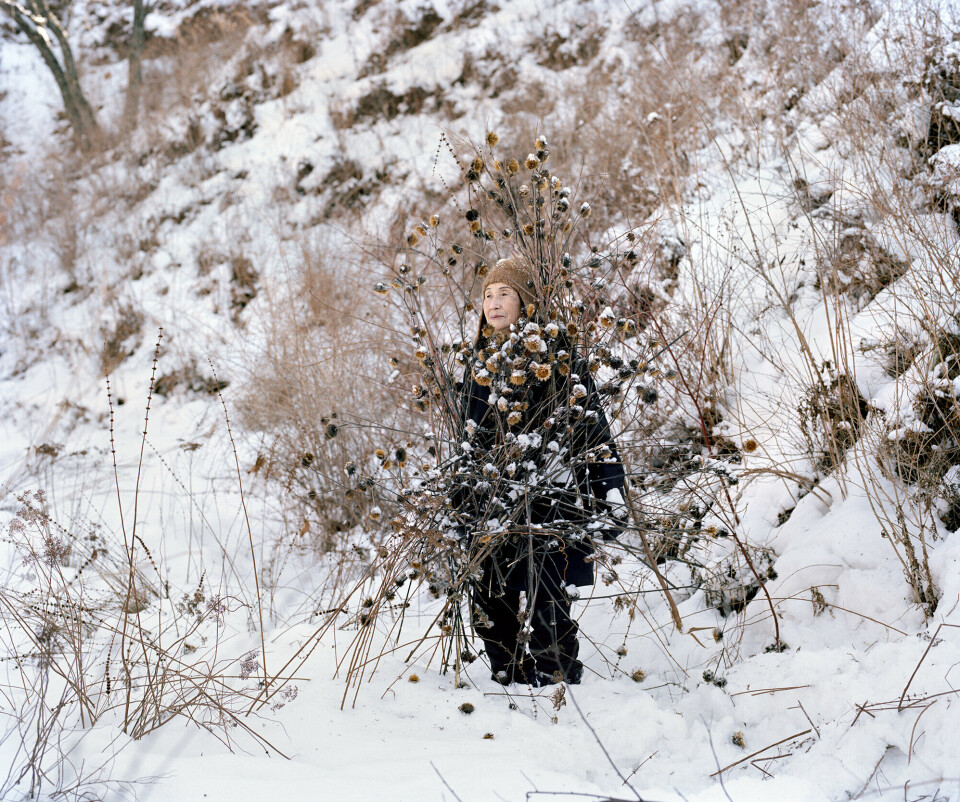 Karoline Hjorth & Riitta Ikonen, Eyes as Big as Plates # Mrs Sim, 2017. Digital c-type. Foto: Karoline Hjorth & Riitta Ikonen Karoline Hjorth & Riitta Ikonen, Eyes as Big as Plates # Mrs Sim, 2017. Digital c-type. Foto: Karoline Hjorth & Riitta Ikonen