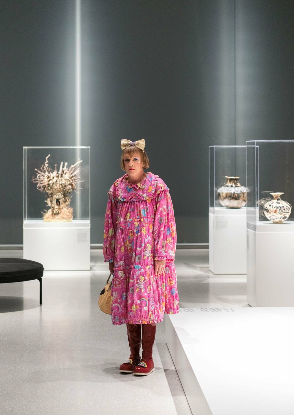 Grayson Perrys alterego «Claire» i utstillingen Grayson Perry - Innafor og utafor.   Foto: Annar Bjørgli/Nasjonalmuseet