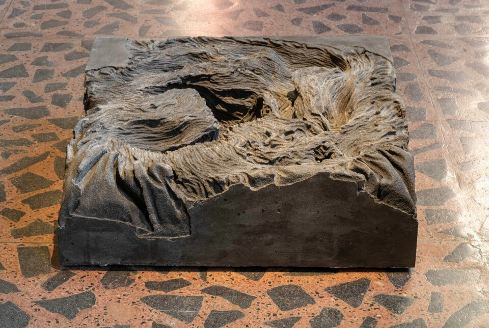 De myke sporene av tekstil i betongen, gir uttrykket en egenartet spenning.  Foto: Øystein Thorvaldsen.