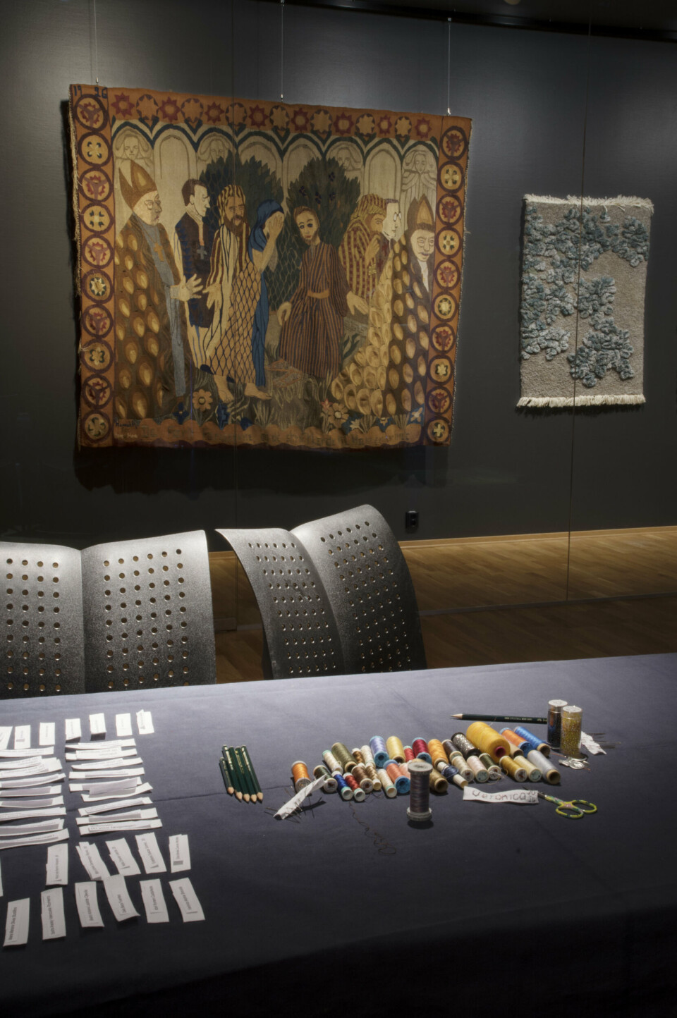 Hannah Ryggen Triennale 2019: Nytt land, Hannah Ryggen-senteret, Ørland. Hannah Ryggen, Synderinnen, 1926, Alexandra Kehayoglou, Prayer Rug, 2018 og broderiworkshop I tilknytning til Lise Bjørne Linnerts Desconocida/Unknown/Ukjent (2006-). Foto: Dag-Arve Forbergskog Hannah Ryggen Triennale 2019: Nytt land, Hannah Ryggen-senteret, Ørland. Hannah Ryggen, Synderinnen, 1926, Alexandra Kehayoglou, Prayer Rug, 2018 og broderiworkshop I tilknytning til Lise Bjørne Linnerts Desconocida/Unknown/Ukjent (2006-). Foto: Dag-Arve Forbergskog