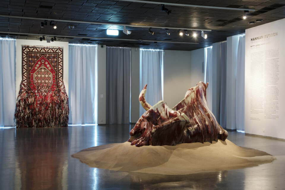 Hannah Ryggen Triennale 2019: Nytt land, Nordenfjeldske Kunstindustrimuseum. Faig Ahmed, Gobustan, 2017 og Ahmed Umar, Thawr, Thawra ثور, ثورة (Ox, revolution), 2014. Foto: Dag-Arve Forbergskog Hannah Ryggen Triennale 2019: Nytt land, Nordenfjeldske Kunstindustrimuseum. Faig Ahmed, Gobustan, 2017 og Ahmed Umar, Thawr, Thawra ثور, ثورة (Ox, revolution), 2014. Foto: Dag-Arve Forbergskog