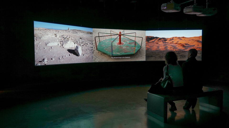 Nicola Brandt, Indifference, 2014. Trekanals videoinstallasjon. Foto: Nicola Brandt Nicola Brandt, Indifference, 2014. Trekanals videoinstallasjon. Foto: Nicola Brandt