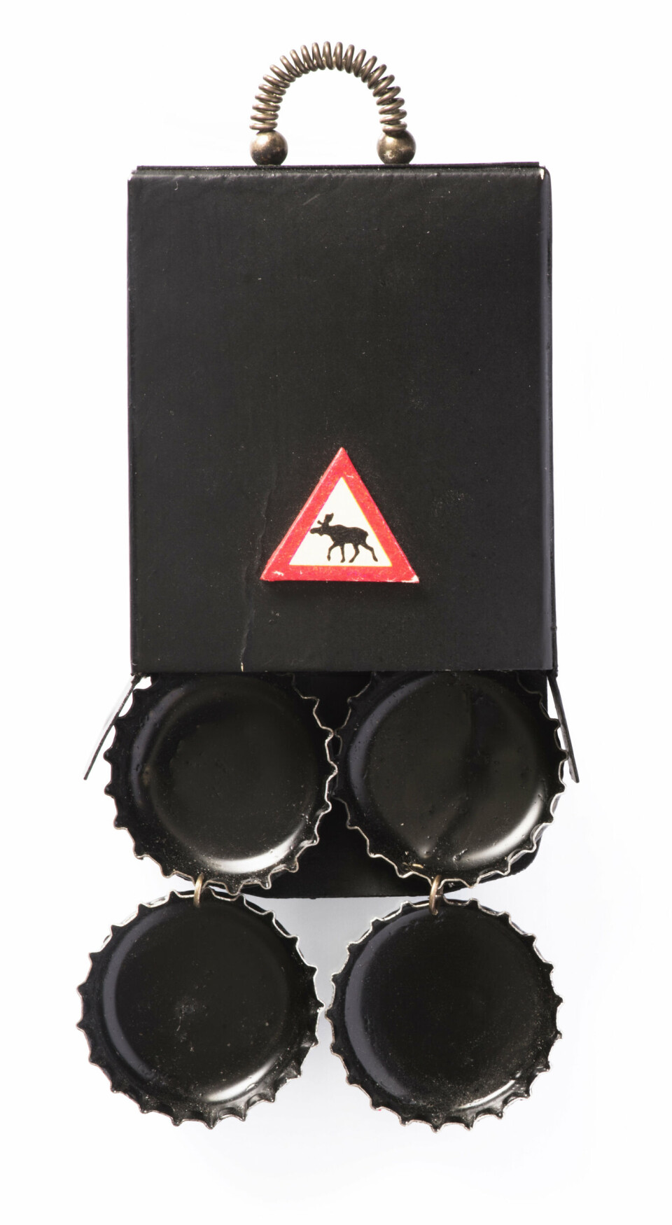 Konrad Mehus, Temporær brosje, 1991. Brosje, malt pastilleske, malte ølkapsler, tre, sikkerhetsnål. Foto: Guri Dahl Konrad Mehus, Temporær brosje, 1991. Brosje, malt pastilleske, malte ølkapsler, tre, sikkerhetsnål. Foto: Guri Dahl