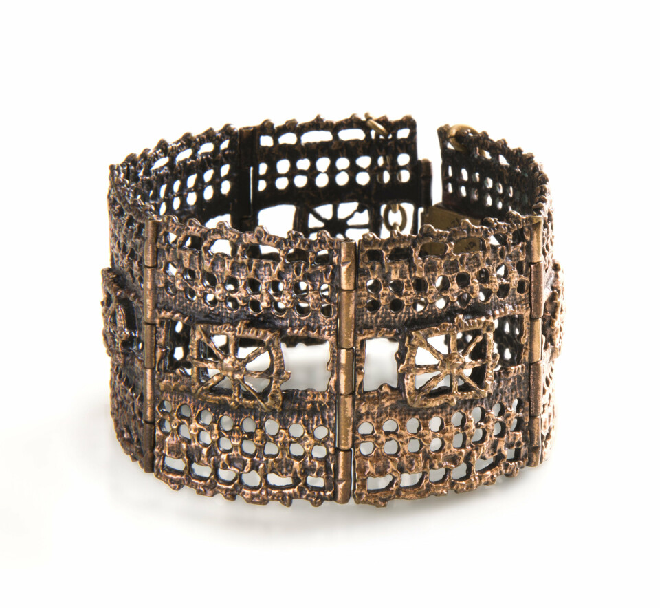Pentti Sarpaneva (design, produsert av Turun Hopea), Blonde, 1967. Armbånd, bronse. Foto: Guri Dahl Pentti Sarpaneva (design, produsert av Turun Hopea), Blonde, 1967. Armbånd, bronse. Foto: Guri Dahl
