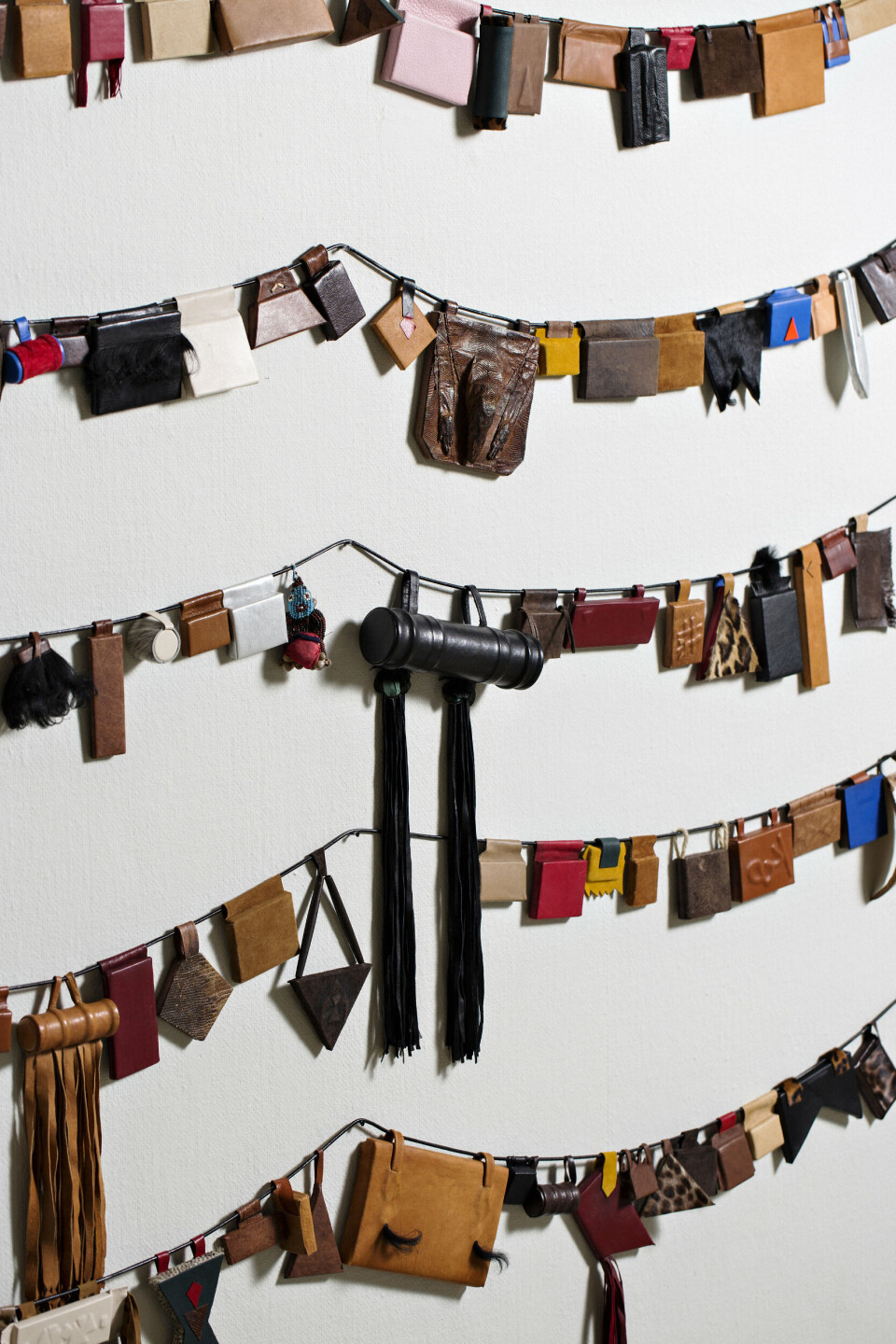 Ahmed Umar, Hijab (annual protection), 2017. Detalj. Installasjon – 365 objekter i lær og diverse materialer. Foto: Lykt Ahmed Umar, Hijab (annual protection), 2017. Detalj. Installasjon – 365 objekter i lær og diverse materialer. Foto: Lykt