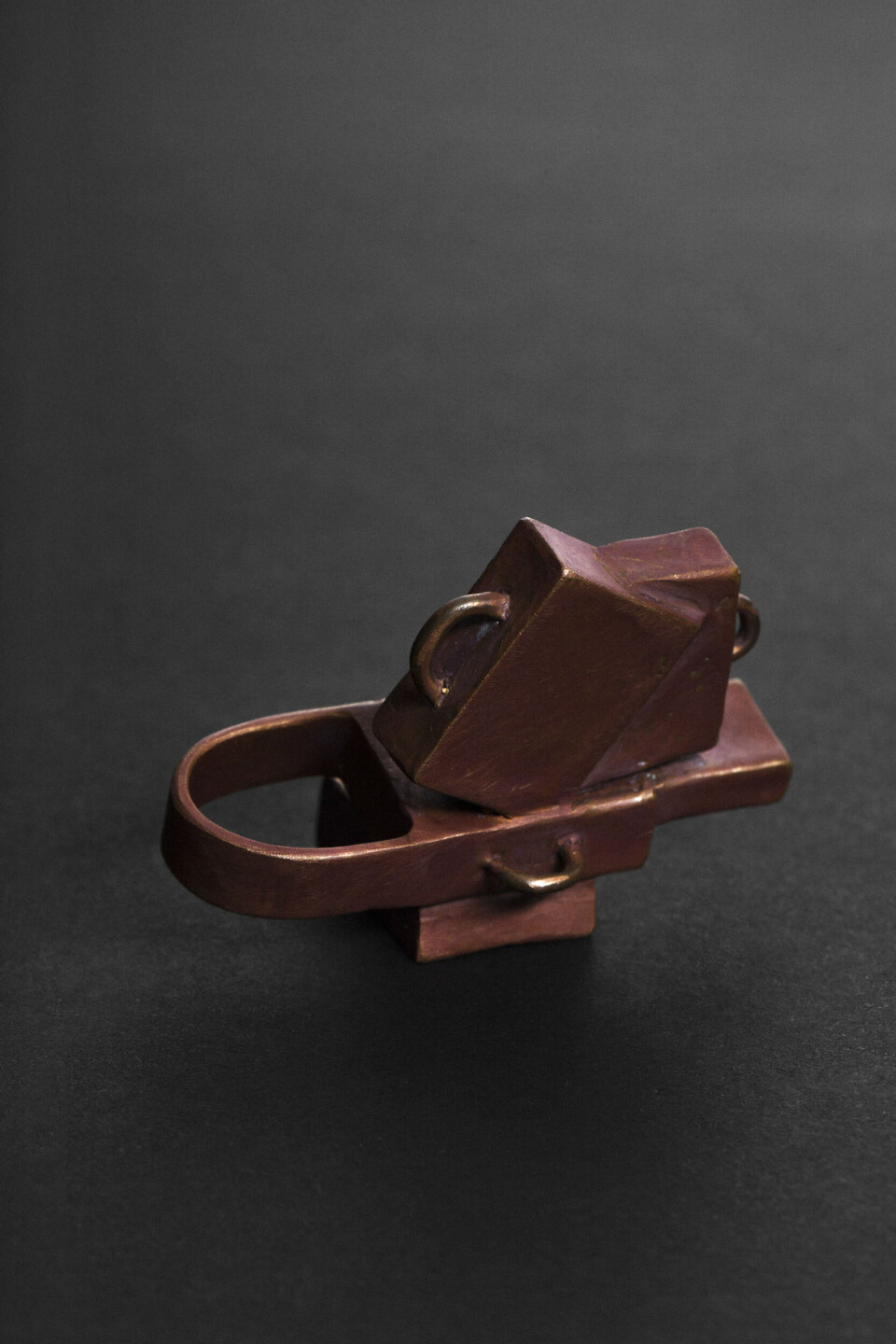 Nanna Melland, Koffertring, 2016. Ring – støpt bronse. Foto: Lykt AS Nanna Melland, Koffertring, 2016. Ring – støpt bronse. Foto: Lykt AS
