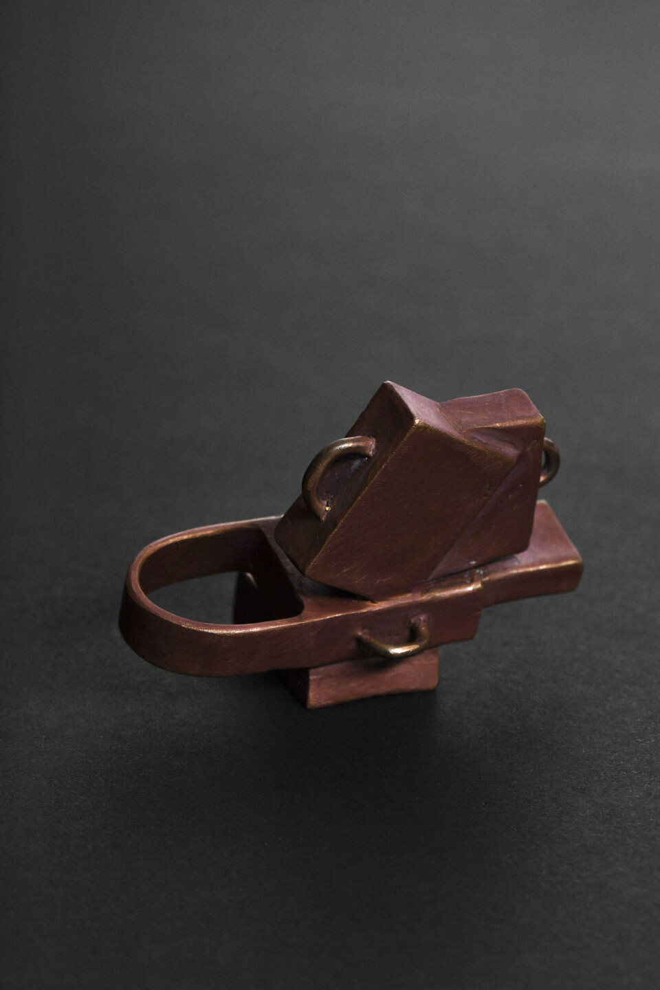 Nanna Melland, Koffertring, 2016. Ring – støpt bronse. Foto: Lykt AS