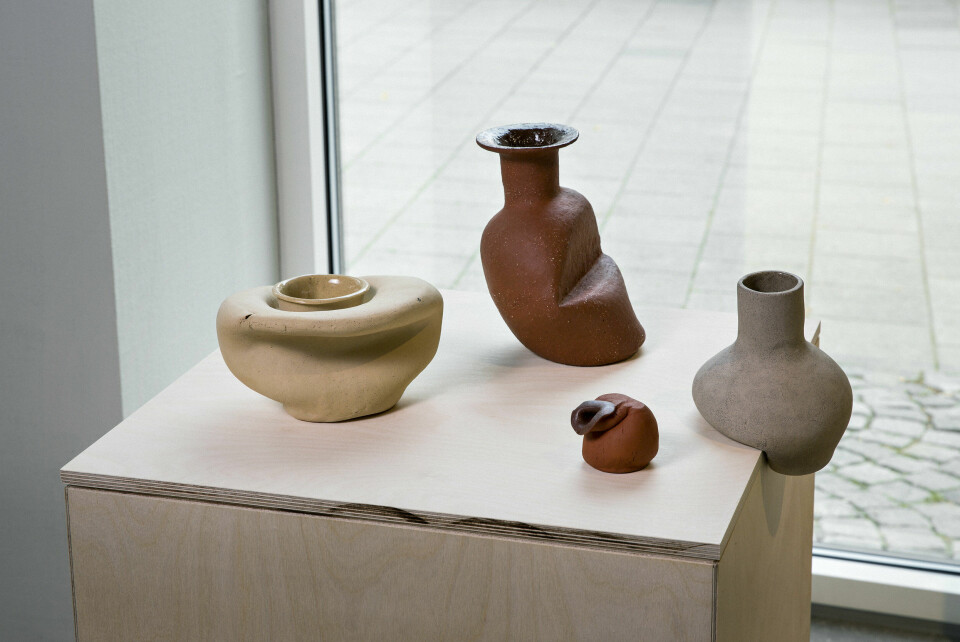 Lillian Tørlen, Fra serien Levels of Attachment and Belonging, 2016. Vaser/skulpturer – modellert keramikk. Foto: Lykt AS
