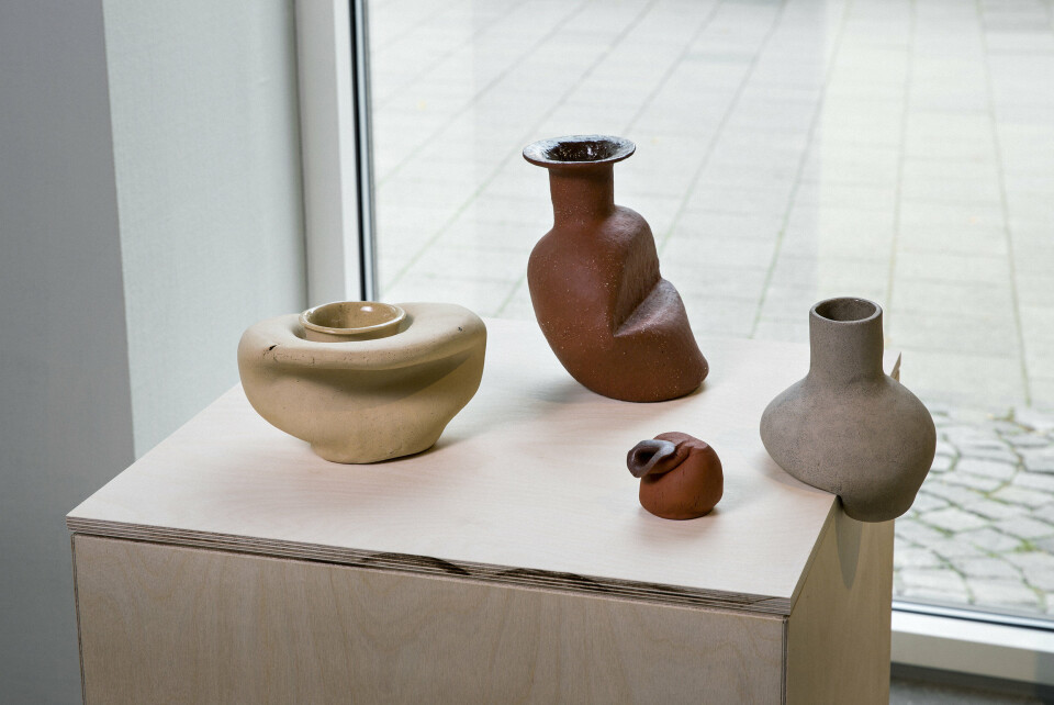 Lillian Tørlen, Fra serien Levels of Attachment and Belonging, 2016. Vaser/skulpturer – modellert keramikk. Foto: Lykt AS Lillian Tørlen, Fra serien Levels of Attachment and Belonging, 2016. Vaser/skulpturer – modellert keramikk. Foto: Lykt AS