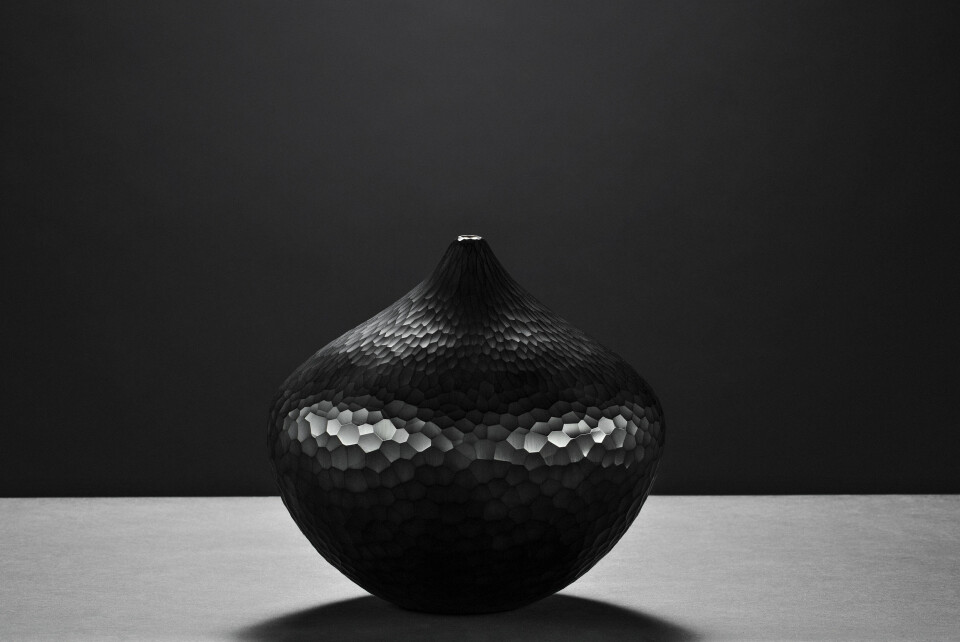 Kari Mølstad, Peak, 2017. Vaseobjekt – blåst i glass, slipt, sandblåst og børstepolert. Foto: Lykt AS Kari Mølstad, Peak, 2017. Vaseobjekt – blåst i glass, slipt, sandblåst og børstepolert. Foto: Lykt AS