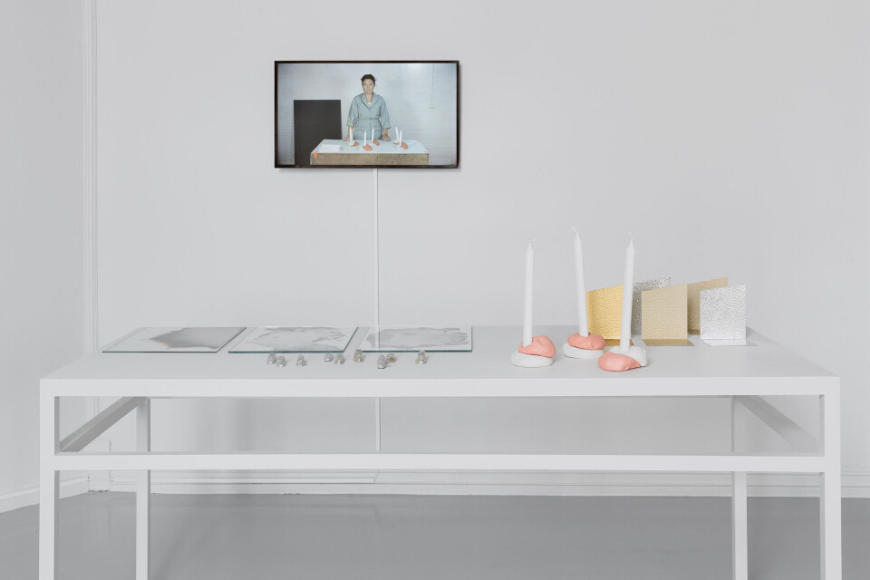 Jenny Nordberg, 3 to 5 seconds: Rapid Handmade Production, 2014. Video og objekter. Foto: Istvan Virag Jenny Nordberg, 3 to 5 seconds: Rapid Handmade Production, 2014. Video og objekter. Foto: Istvan Virag