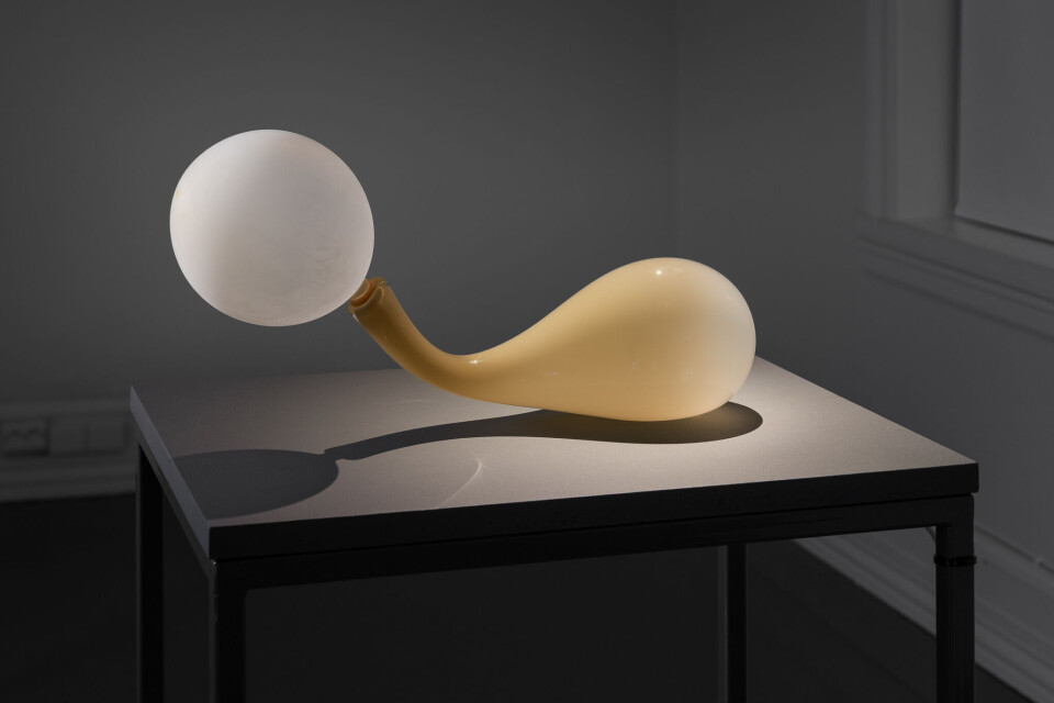 Sissi Westerberg, Pausblåsare, 2017. Glass, latex, vinyl tube, pneumatic valts, air-compressor, timer programmed according to glass workers break schedule. Foto: Istvan Virag Sissi Westerberg, Pausblåsare, 2017. Glass, latex, vinyl tube, pneumatic valts, air-compressor, timer programmed according to glass workers break schedule. Foto: Istvan Virag