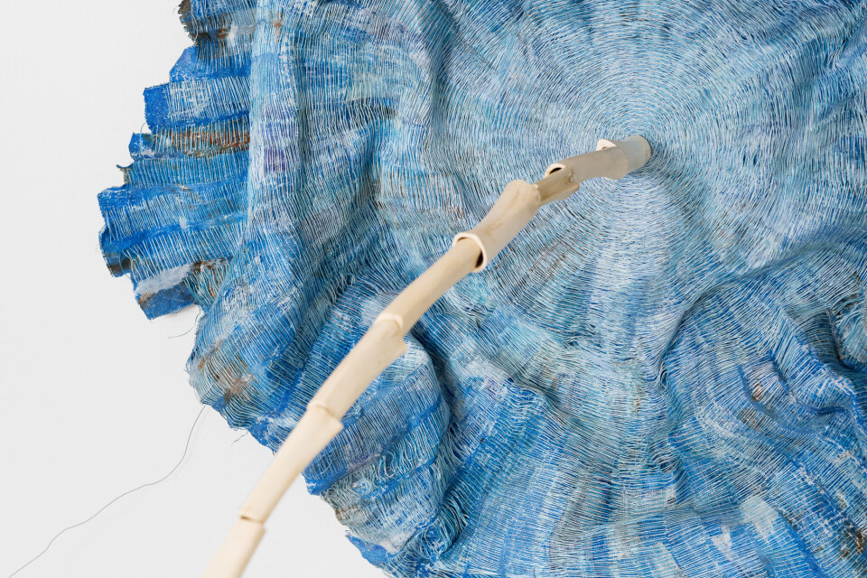 Aslaug M. Juliussen, Multiple Stiches – sight in absence, 2016. (Detalj) Vegg/gulvobjekt i tekstilm broderi, beinpiper og hestetagl.  Foto: Istvan Virag