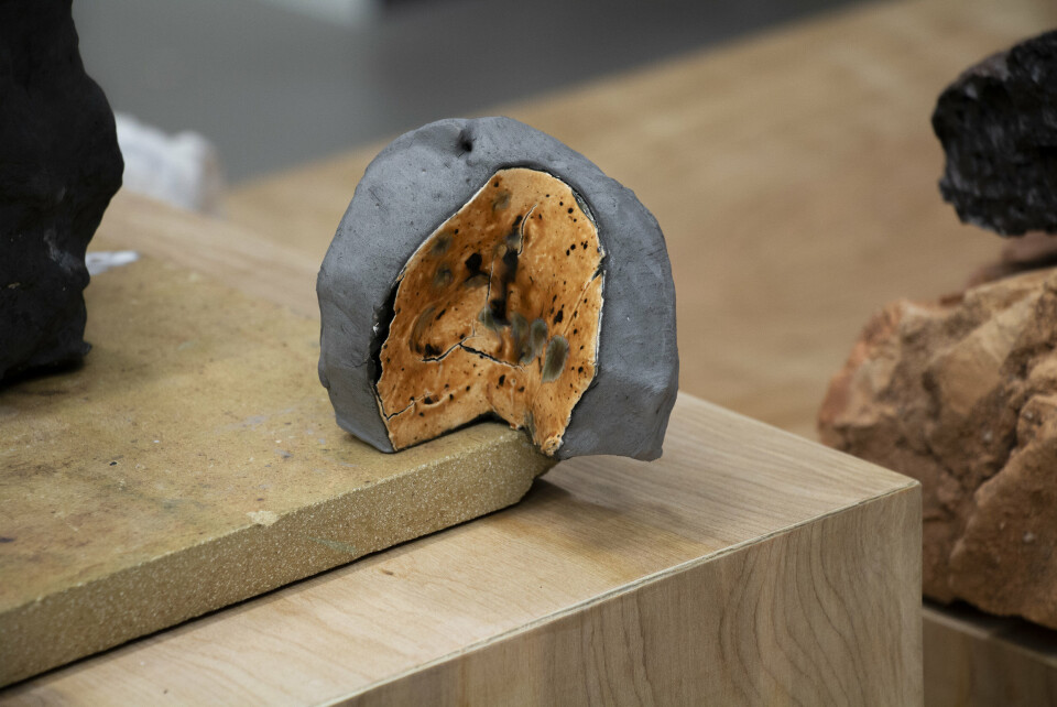 Brit Dyrnes, En tilstand, 2016. Detalj. Keramiske objekter, ulike typer leire. Foto: Aage A. Mikalsen / Kunsthall Trondheim Brit Dyrnes, En tilstand, 2016. Detalj. Keramiske objekter, ulike typer leire. Foto: Aage A. Mikalsen / Kunsthall Trondheim