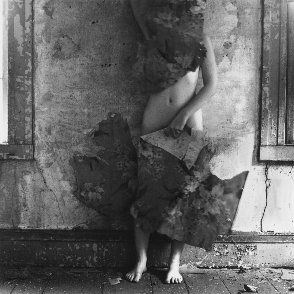 Francesca Woodman, Fra Space 2, Providence, Rhode Island, 1972–81. Estate sølvgelatin-print. Selvaag-samlingen, courtesy Peder Lund og BONO 2019 Francesca Woodman, Fra Space 2, Providence, Rhode Island, 1972–81. Estate sølvgelatin-print. Selvaag-samlingen, courtesy Peder Lund og BONO 2019