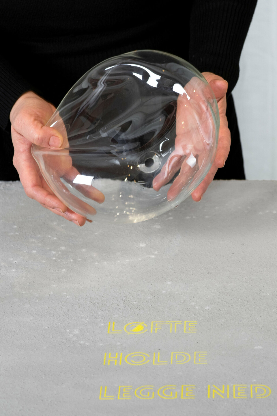 Frantzen&Mjanger, Holde pust, 2019. Blåst glass, betong, metall, maling og samskapende publikum. Foto: Dag Fosse / KODE Frantzen&Mjanger, Holde pust, 2019. Blåst glass, betong, metall, maling og samskapende publikum. Foto: Dag Fosse / KODE