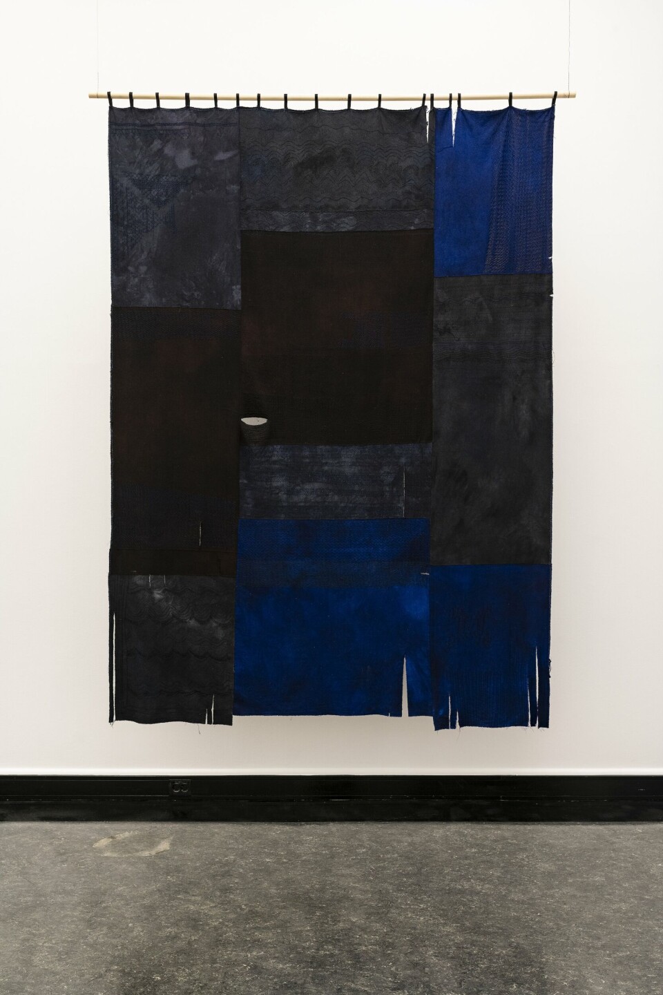 Elisabeth Haarr, Falmet skjønnhet, 1983. Farget silke, silketråd. H: ca. 300 cm. Nordenfjeldske Kunstindustrimuseum, Trondheim. Fra Festspillutstillingen 2021, Bergen Kunsthall. Foto: Thor Brødreskift