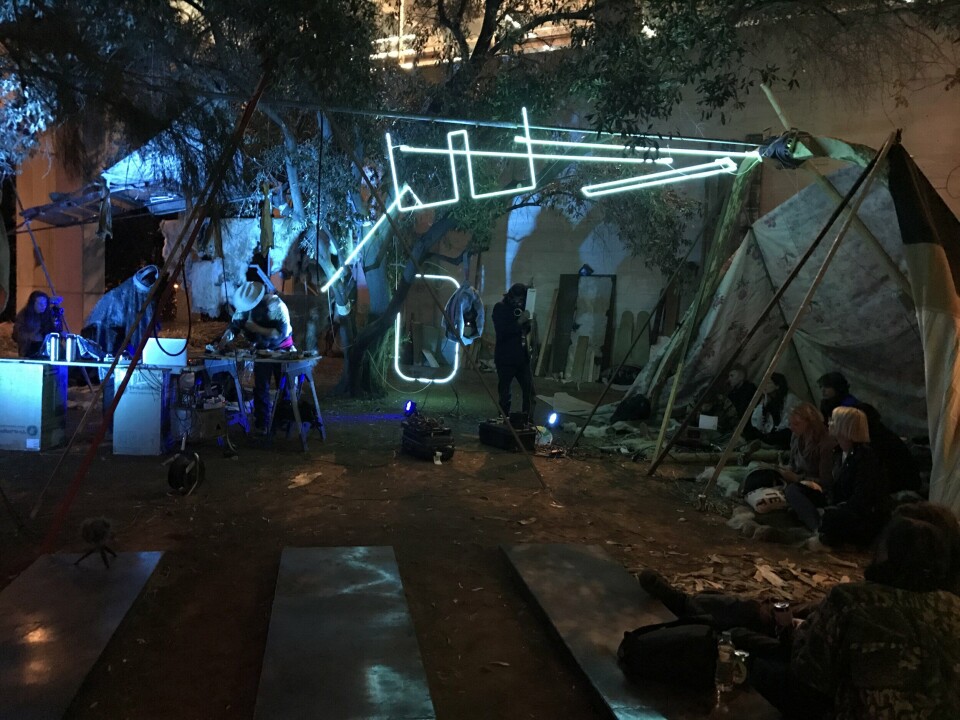 Stillbilde fra liveopptak av kunstkollektivet Postcommodity´s konsert i EuropeanEverything-installasjonen gjort for documenta 14, Athen 2017. Foto: Tanya Busse Stillbilde fra liveopptak av kunstkollektivet Postcommodity´s konsert i EuropeanEverything-installasjonen gjort for documenta 14, Athen 2017. Foto: Tanya Busse