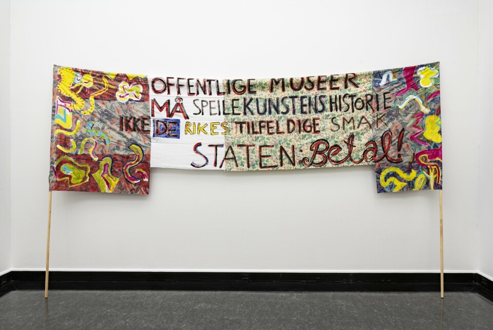 Elisabeth Haarr, Parole, 2021. Bomull malt med plakatfarger. Bredde: ca. 500 cm. Assistent: Stian Jacobsen. Festspillutstillingen 2021, Bergen Kunsthall. Foto: Thor Brødreskift