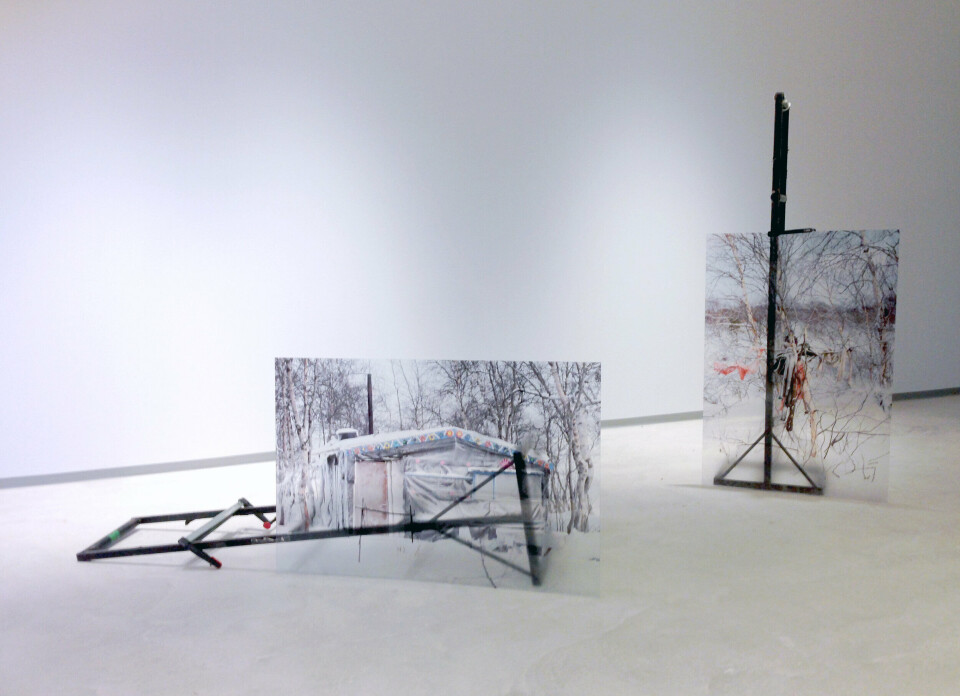 Fotoskulpturer med motiver hentet fra den pågående fotoserien The Ingenuity Project, 2015 som avbilder improviserte «gjør-det-sjøl»-strukturer i samiske strøk. Foto: Samisk Kunstnersenter, Karasjok Fotoskulpturer med motiver hentet fra den pågående fotoserien The Ingenuity Project, 2015 som avbilder improviserte «gjør-det-sjøl»-strukturer i samiske strøk. Foto: Samisk Kunstnersenter, Karasjok