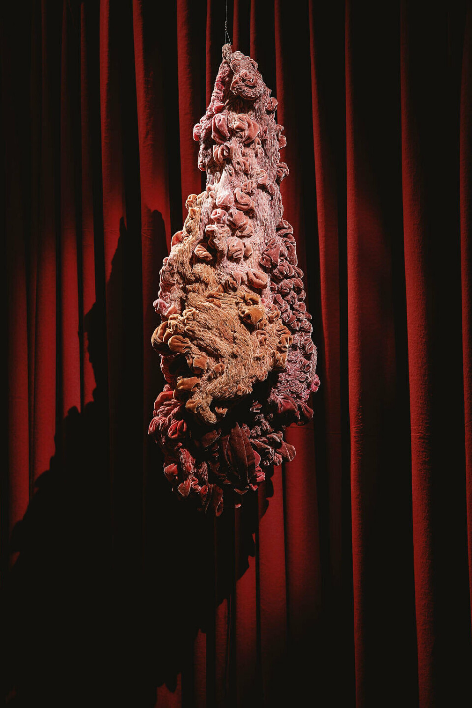 Hanne Friis, Nye ornamenter I, 2017. Silke. Foto: Wil Lee-Wright Hanne Friis, Nye ornamenter I, 2017. Silke. Foto: Wil Lee-Wright