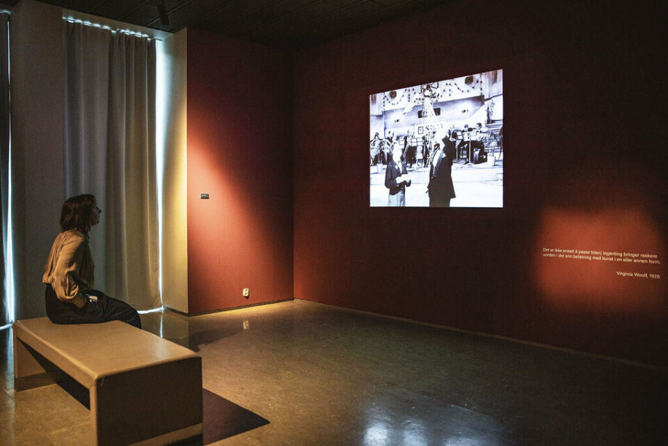 Fra utstillingen Ta deg TID i Nordenfjeldske Kunstindustrimuseum, 2020. På vegg projiseres Charlie Chaplin film Modern Times, 1936. Foto: Wil Lee-Wright Fra utstillingen Ta deg TID i Nordenfjeldske Kunstindustrimuseum, 2020. På vegg projiseres Charlie Chaplin film Modern Times, 1936. Foto: Wil Lee-Wright