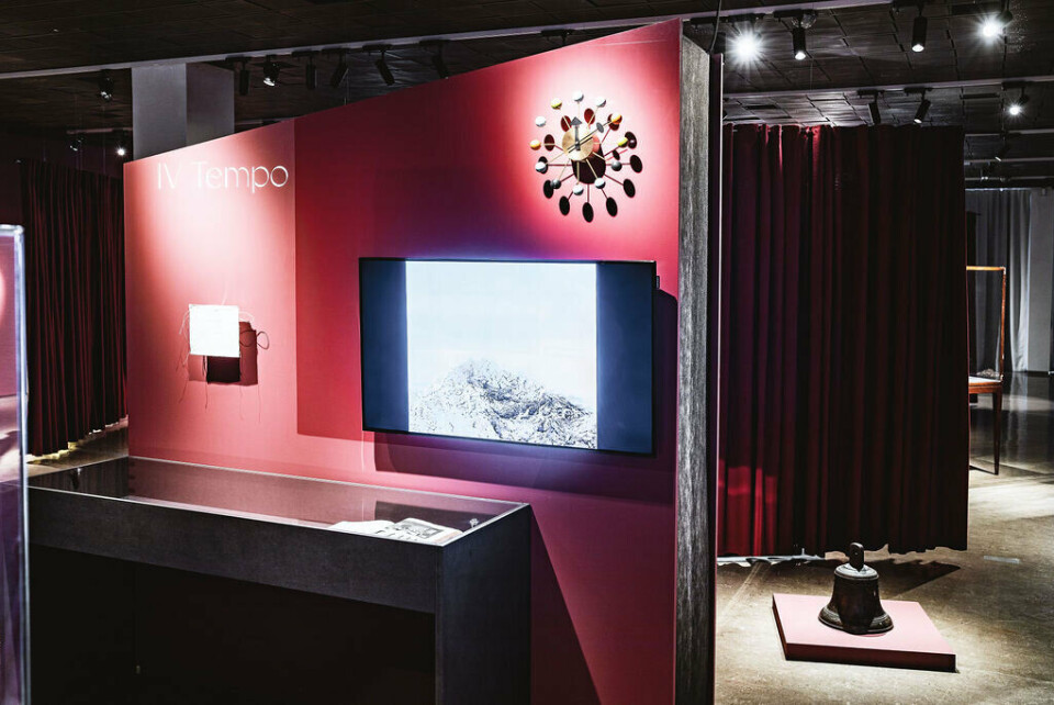 Fra utstillingen Ta deg TID i Nordenfjeldske Kunstindustrimuseum, 2020. På skjermen vises Elisa Helland-Hansen Tiden det tar, 2017, innlånt fra Nasjonalmuseet for kunst, arkitektur og design. Foto: Wil Lee-Wright Fra utstillingen Ta deg TID i Nordenfjeldske Kunstindustrimuseum, 2020. På skjermen vises Elisa Helland-Hansen Tiden det tar, 2017, innlånt fra Nasjonalmuseet for kunst, arkitektur og design. Foto: Wil Lee-Wright