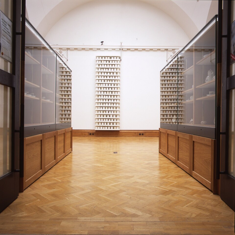 Frå Arcanum: mapping 18th-century European porcelain av Edmund de Waal. Foto: National Museums & Galleries of Wales / Robert Teed. Frå Arcanum: mapping 18th-century European porcelain av Edmund de Waal. Foto: National Museums & Galleries of Wales / Robert Teed.