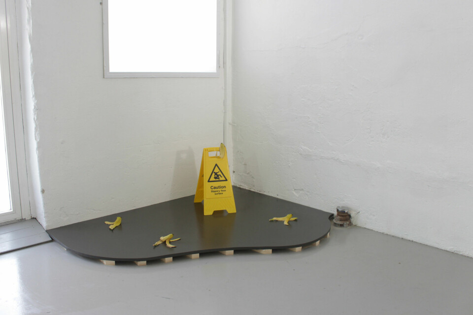 Untitled, 2018, dimensions variable (wood , slippery surface sign, banana peals). Foto: Audun Alvestad