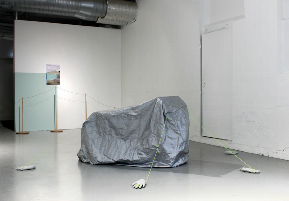 Untitled, 2018, dimensions variable, (motorcycle cover, cement hands, ropes). Foto: Audun Alvestad