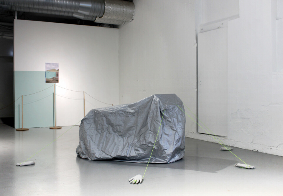 Untitled, 2018, dimensions variable, (motorcycle cover, cement hands, ropes). Foto: Audun Alvestad Untitled, 2018, dimensions variable, (motorcycle cover, cement hands, ropes). Foto: Audun Alvestad