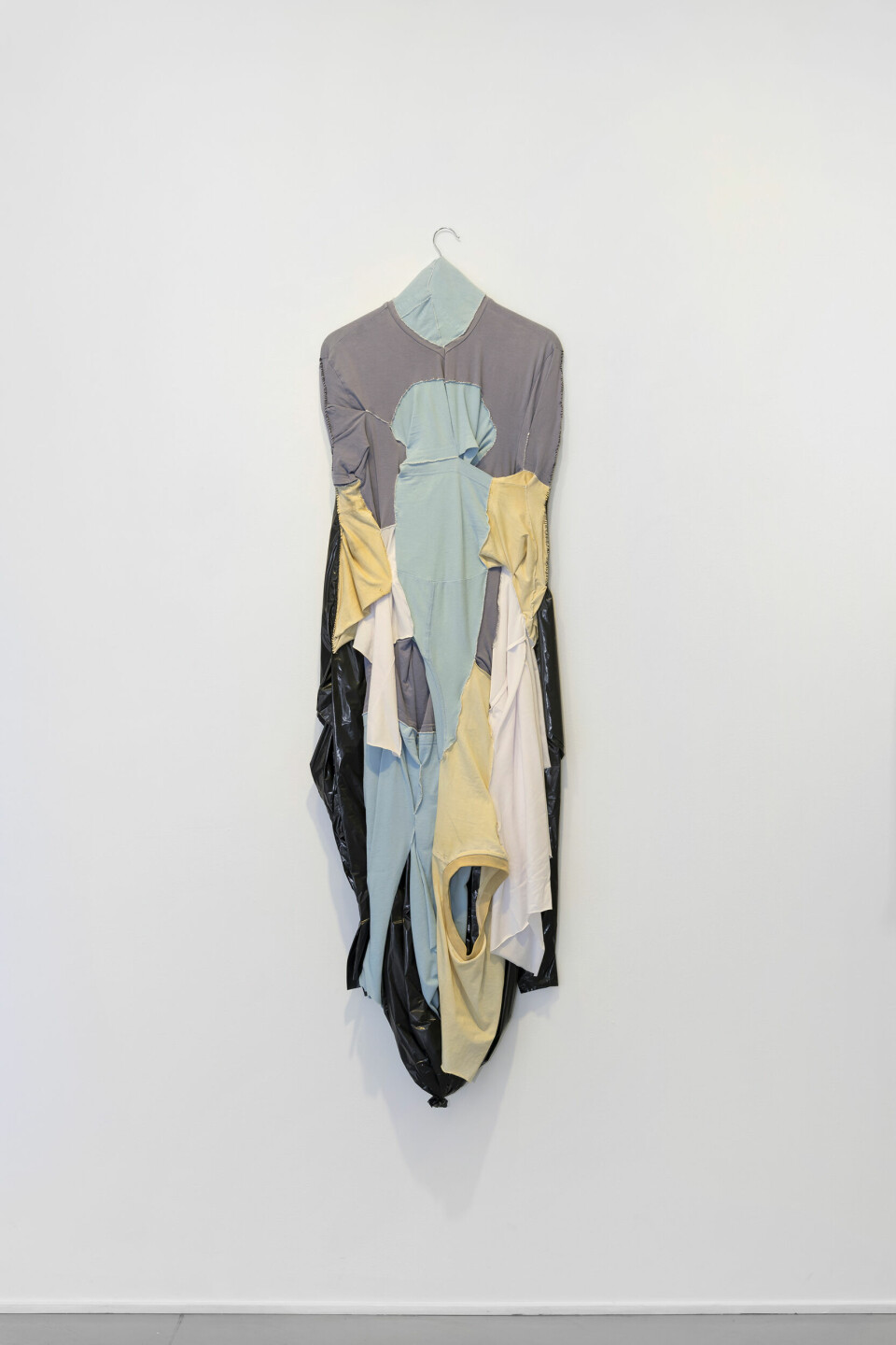 Leif Holmstrand, Self Portrait (2016), textile wall sculpture: T-shirt fabric, garbage bag plastic et cetera. Foto: Øystein Thorvaldsen