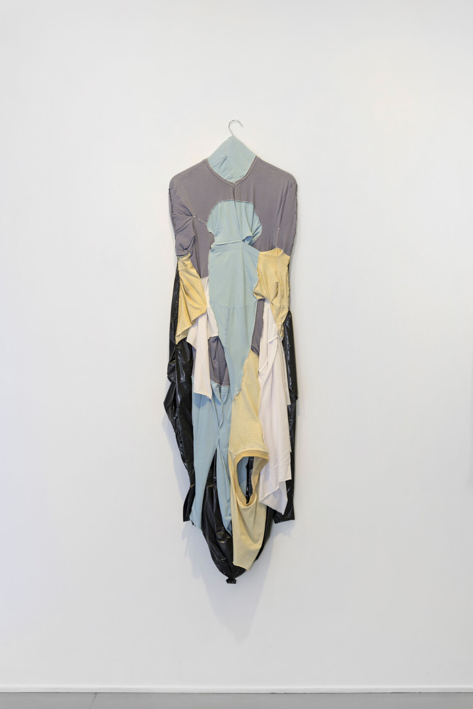 Leif Holmstrand, Self Portrait (2016), textile wall sculpture: T-shirt fabric, garbage bag plastic et cetera. Foto: Øystein Thorvaldsen Leif Holmstrand, Self Portrait (2016), textile wall sculpture: T-shirt fabric, garbage bag plastic et cetera. Foto: Øystein Thorvaldsen