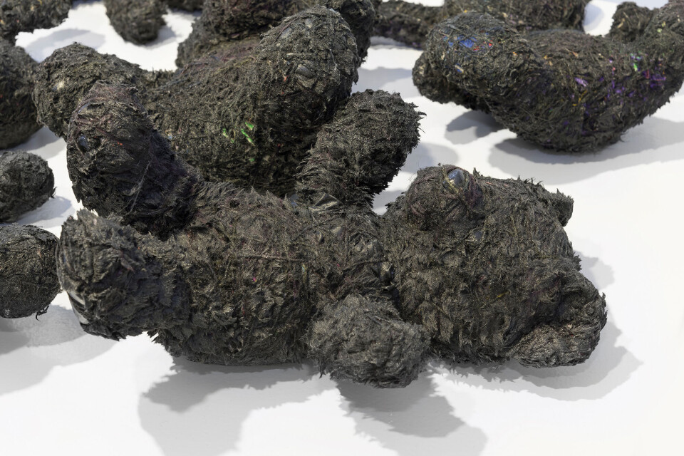 Leif Homstrand, Adjusted Babies (Final Stage) (2015), six embroidered toy animals painted black. Foto: Øystein Thorvaldsen Leif Homstrand, Adjusted Babies (Final Stage) (2015), six embroidered toy animals painted black. Foto: Øystein Thorvaldsen