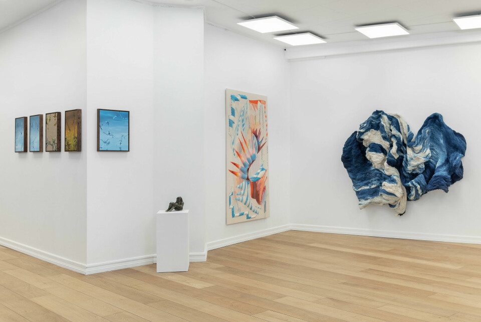 Installasjonsbilde av utstillingen 30 grader i februar på QB Gallery. Fra høyre: Hanne Friis, Liv Tandrevold Eriksen, Andrea Scholze og Lars Morell. Foto: QB Gallery