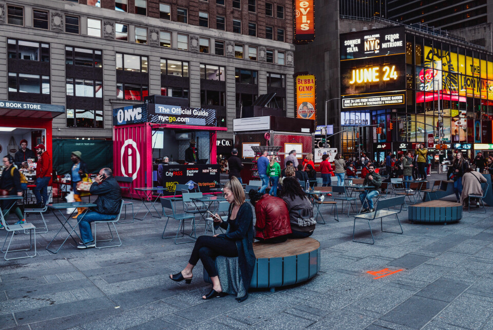 Vestre møblerer Time Square med sine bymøbler. Foto: Vestre Street Furniture