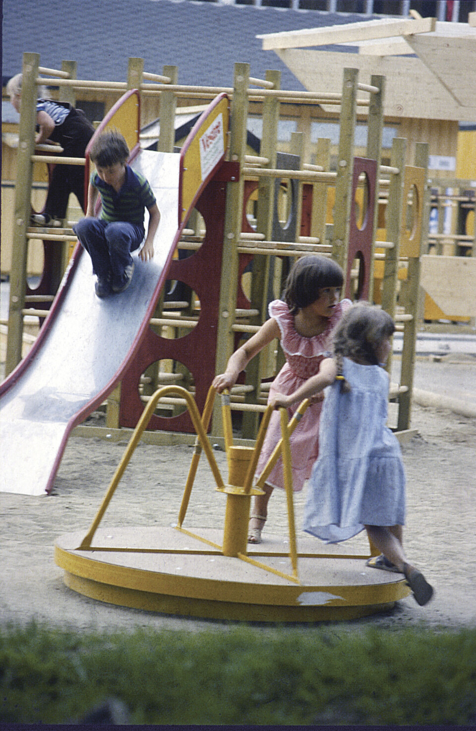 Lekeapparatene til Vestre har preget barndommen til mange 70-, 80- og 90-tallsbarn i landet. Foto: Vestre Street Furniture