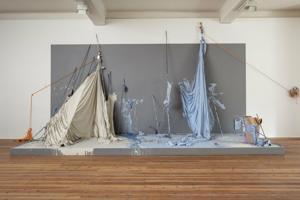 Hedvig Winge. Leaning, 2018. Installation. Flytande porslinsmassa, textil, papper, stålstänger, rep m.m. Foto: Pär Fredin