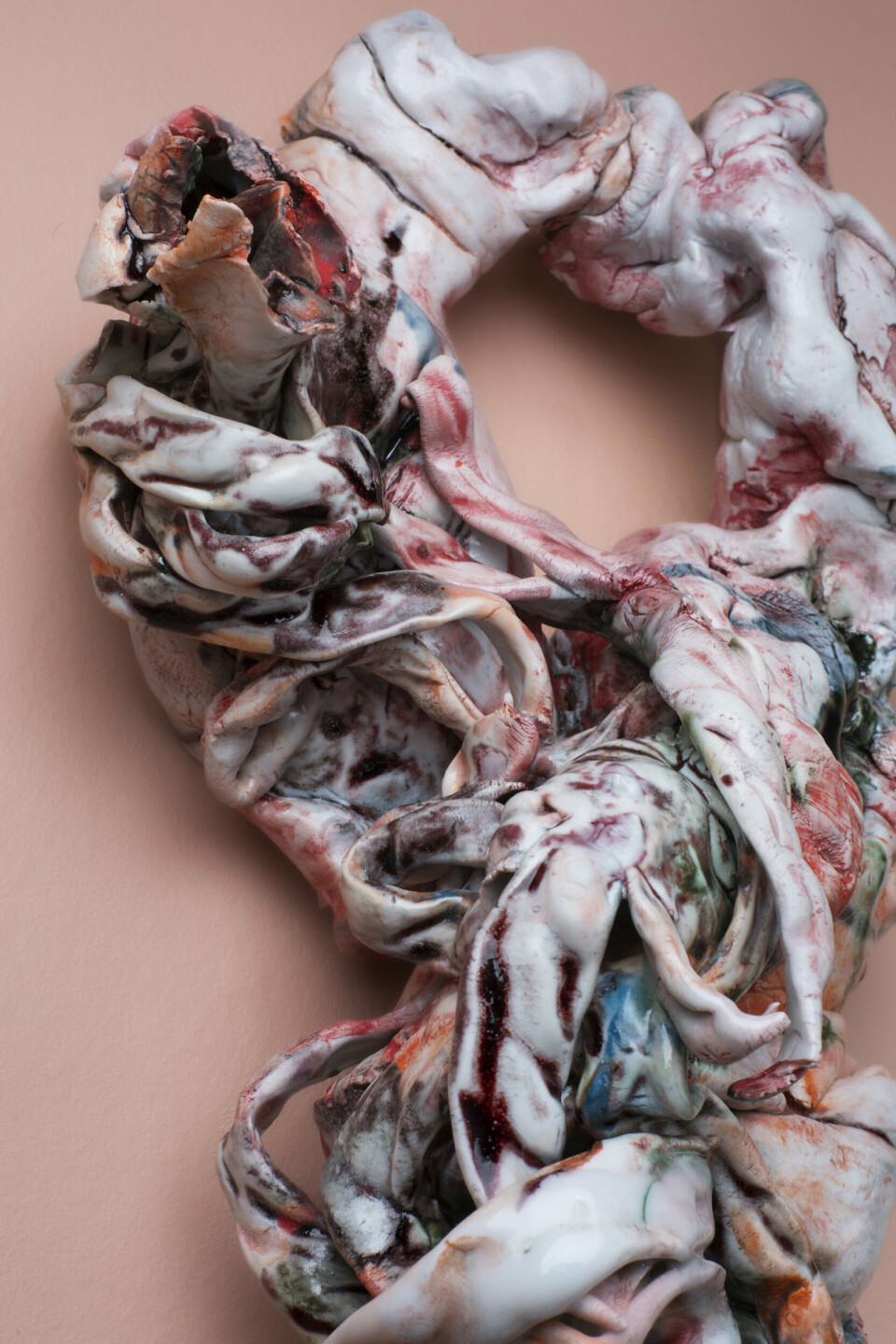 Irene Nordli. Detalj fra Veggforbindelser vist på utstillingen Porselensrommet i Galleri Format, Oslo. Foto: Lars Myhren Holand Irene Nordli. Detalj fra Veggforbindelser vist på utstillingen Porselensrommet i Galleri Format, Oslo. Foto: Lars Myhren Holand