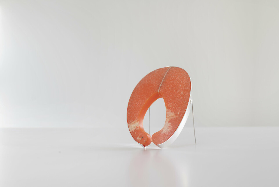 Philipp Spillmann, Screwed, 2019. Utskåret bit av en trålkule i plast (maritimt søppel), sølv og stålnål. Foto: Ingun A. Mæhlum Philipp Spillmann, Screwed, 2019. Utskåret bit av en trålkule i plast (maritimt søppel), sølv og stålnål. Foto: Ingun A. Mæhlum