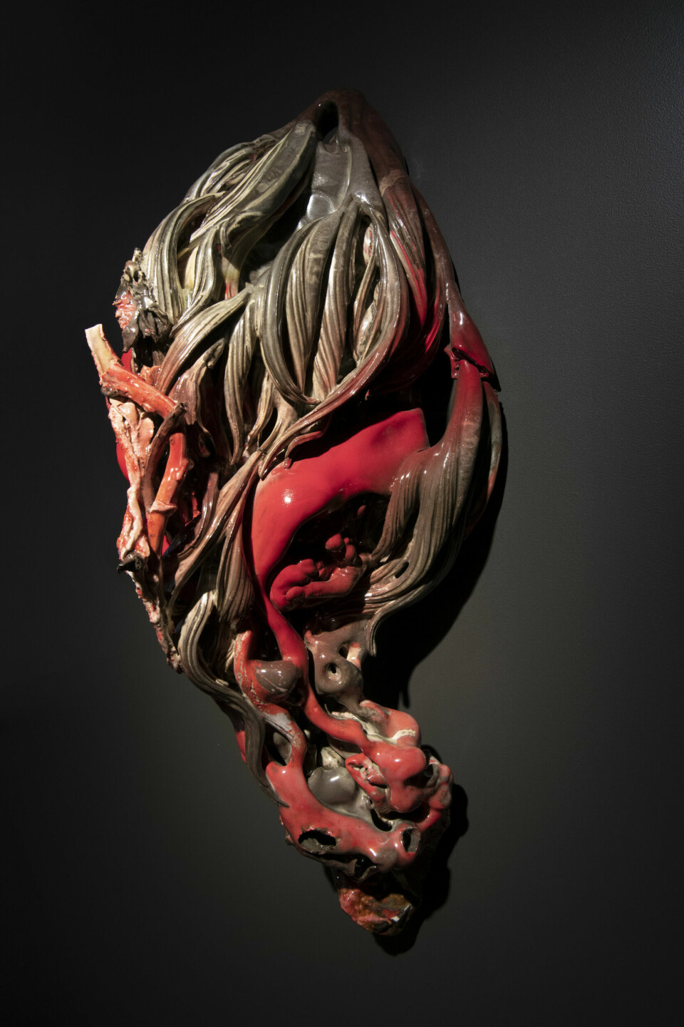 Ruta Pakarklyte, Transformasjon i rødt, 2020. Innfarget porselen med diverse begitninger. Foto: Nordnorsk Kunstmuseum