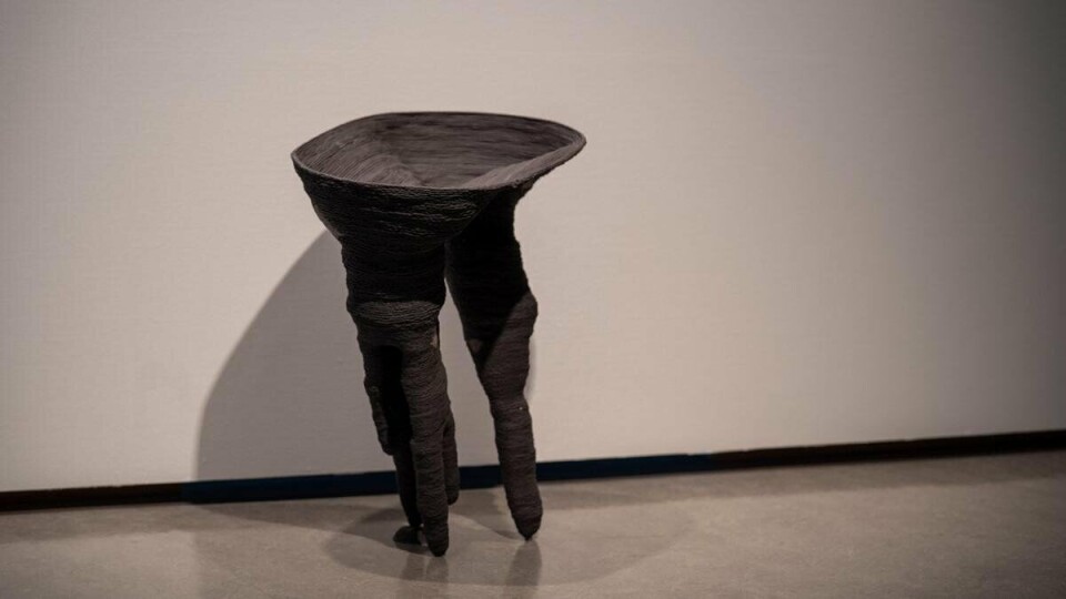 Eyvind Solli Andreassen, KAR, 2019. Sort og grå steingodsleire. Foto: Nordnorsk Kunstmuseum Eyvind Solli Andreassen, KAR, 2019. Sort og grå steingodsleire. Foto: Nordnorsk Kunstmuseum