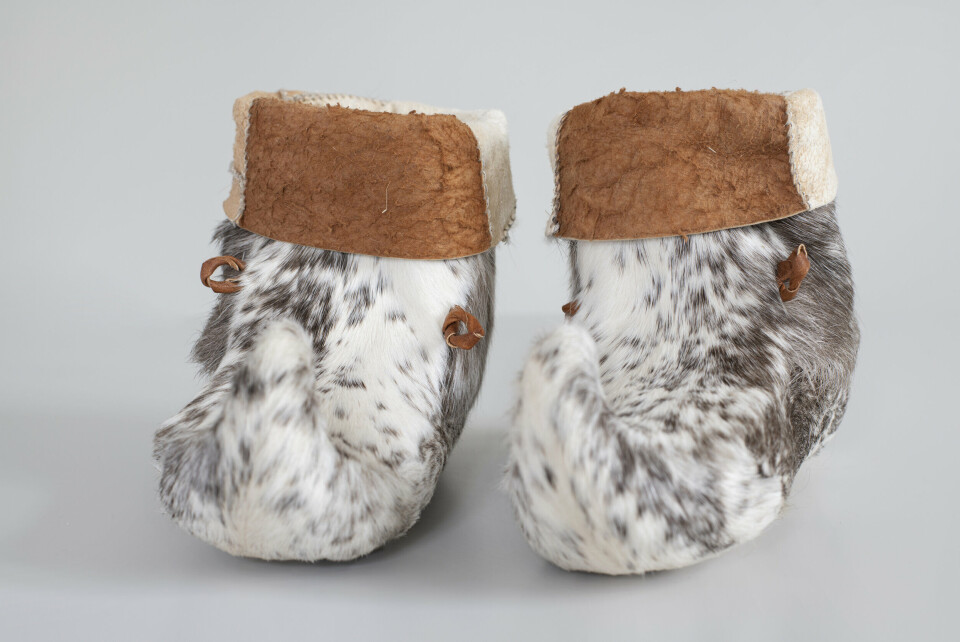 Sara Inga Utsi Bongo, Just a Pair of Winter Shoes, 2019. Natur- og håndgarvet skankeskinn av reinsdyr, håndsydd med vokset tråd. Foto: Ingun A. Mæhlum Sara Inga Utsi Bongo, Just a Pair of Winter Shoes, 2019. Natur- og håndgarvet skankeskinn av reinsdyr, håndsydd med vokset tråd. Foto: Ingun A. Mæhlum